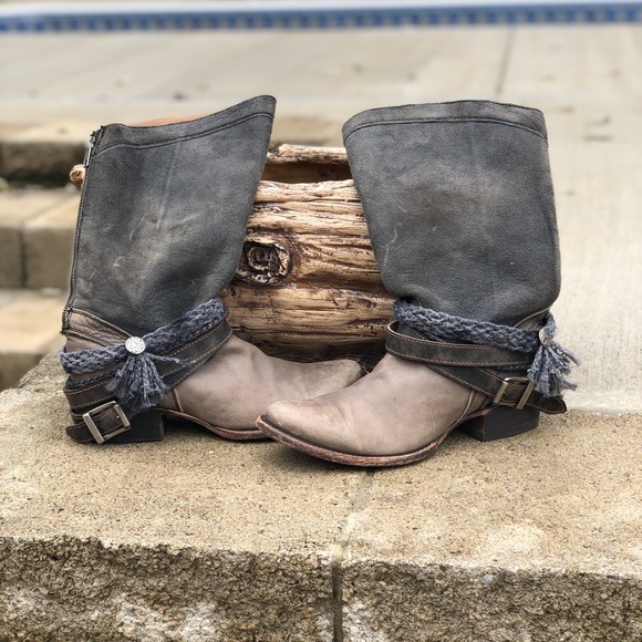 Buckle Indie Spirit Distressed Boots - Picture 6 of 6